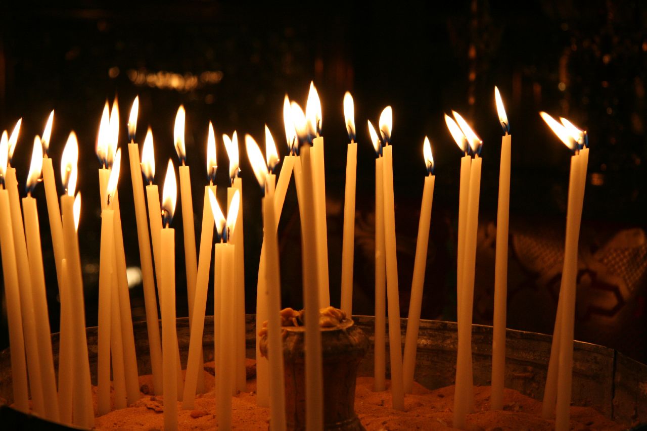 https://www.goodfuneralguide.co.uk/wp-content/uploads/2014/01/calvary-candles-c-zyzy.jpg